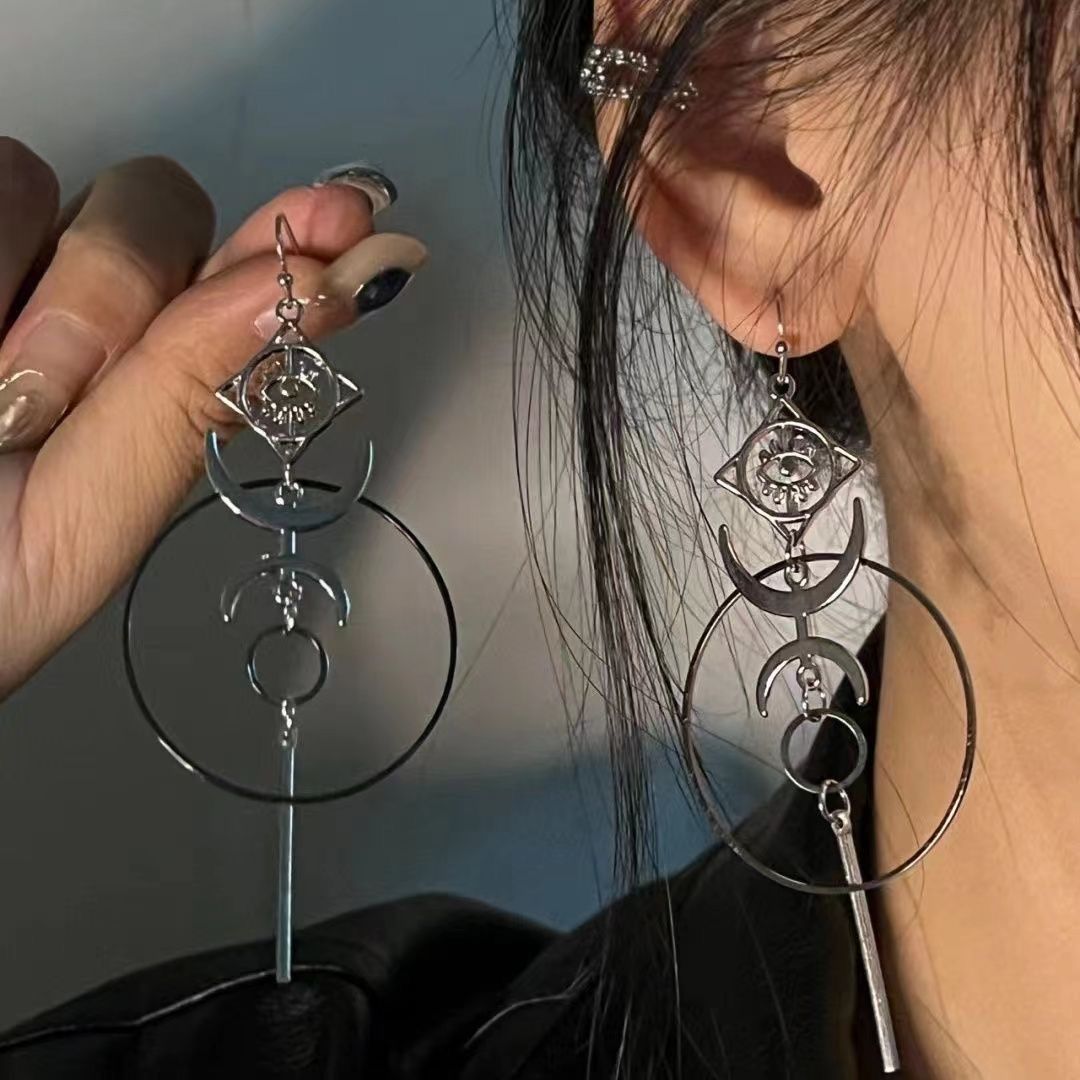 New Devil Crescent Personalized And Slim-looking Distressed Earrings